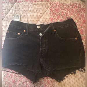 Black Levi’s shorts for woman